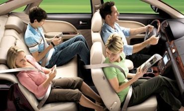 Bạn có cài dây an toàn khi ngồi ghế sau ô tô không?