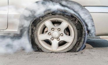 Ô tô bị nổ lốp trên đường cao tốc: Nguyên nhân và cách phòng tránh