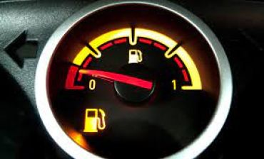 Đồng hồ nhiên liệu về vạch E đỏ, ô tô còn có thể đi được bao xa?